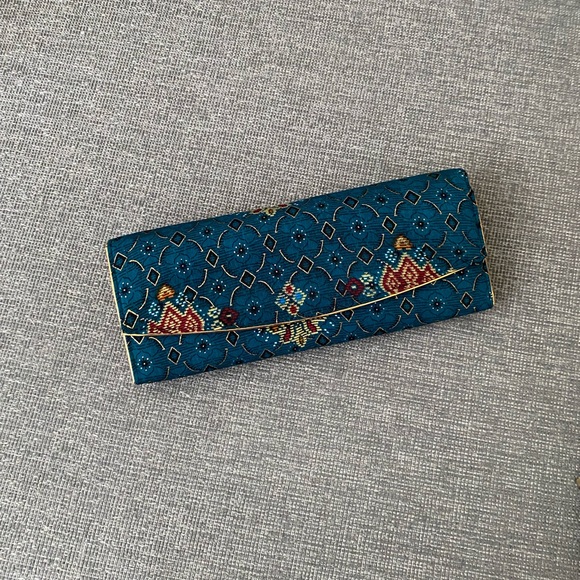 💛5/$25💛 Beautiful clutch with gold trim - Picture 1 of 2